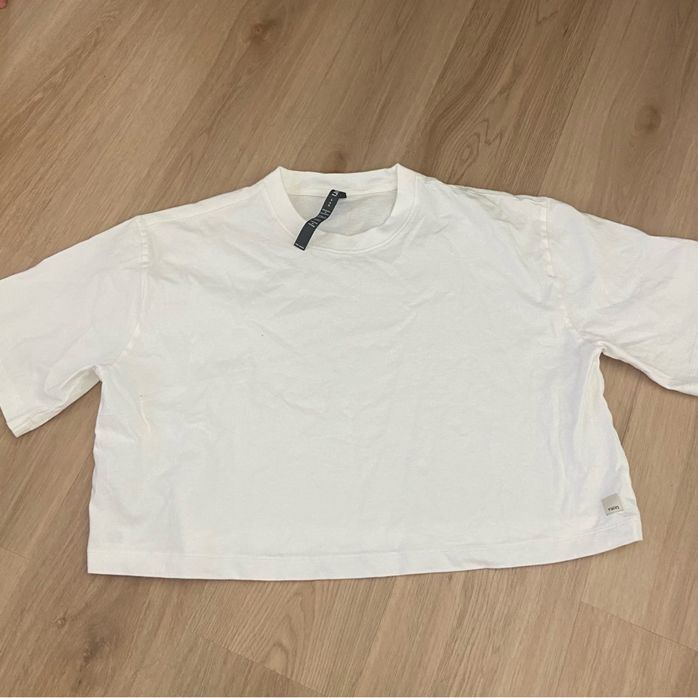 Vuori White cropped Short Sleeve Tee